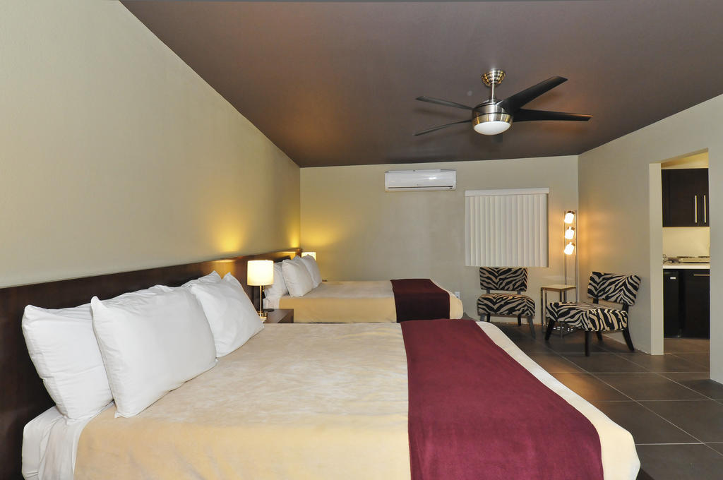 Bearfoot Inn - Clothing Optional Hotel For Gay Men Palm Springs Ruang foto