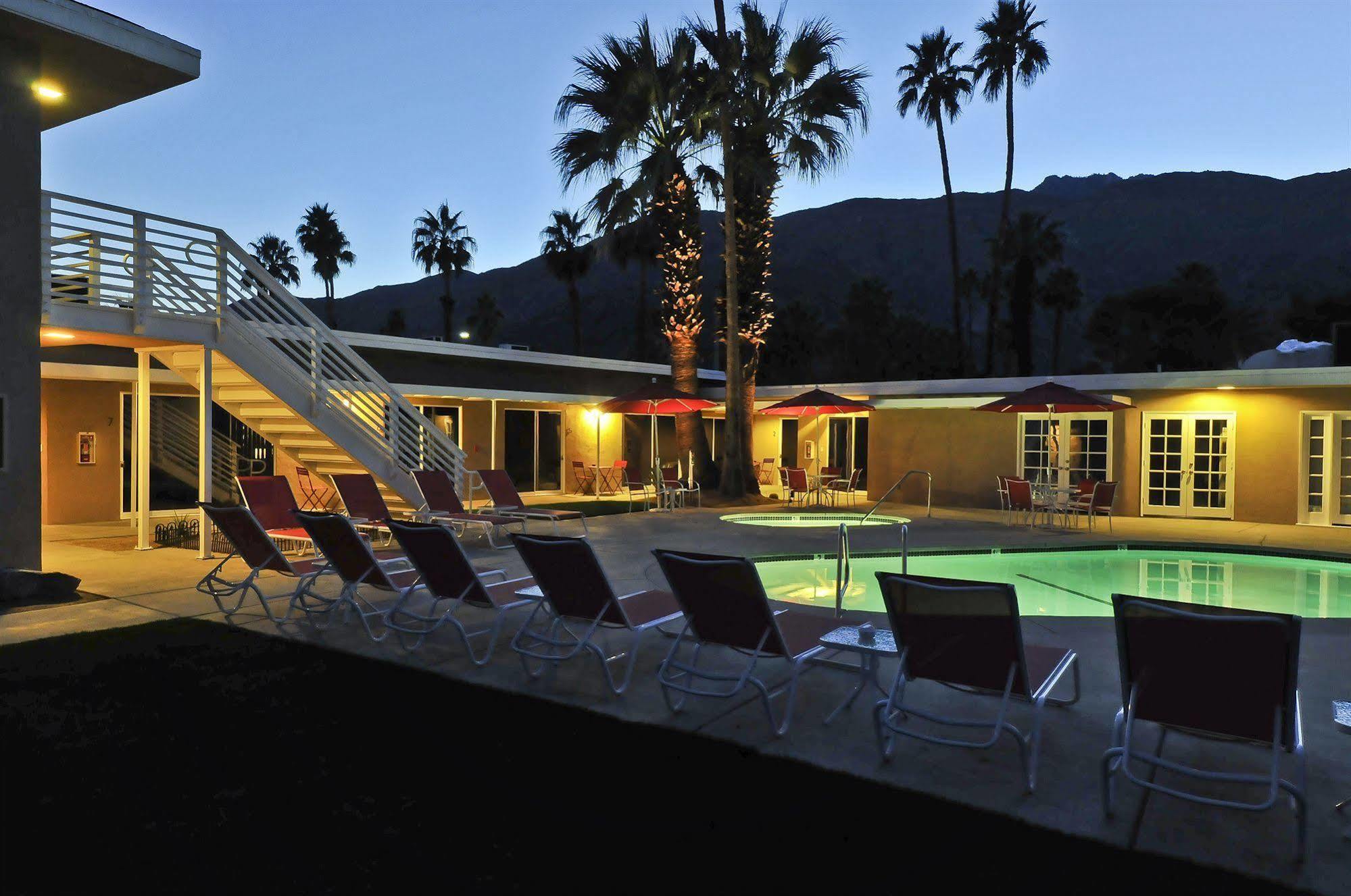Bearfoot Inn - Clothing Optional Hotel For Gay Men Palm Springs Bagian luar foto